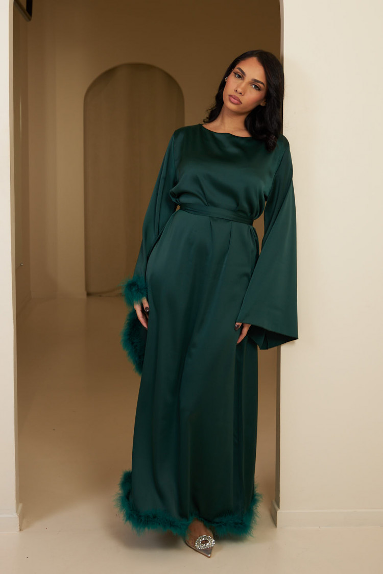 Robe longue vert satinée et ceinturée à plumes