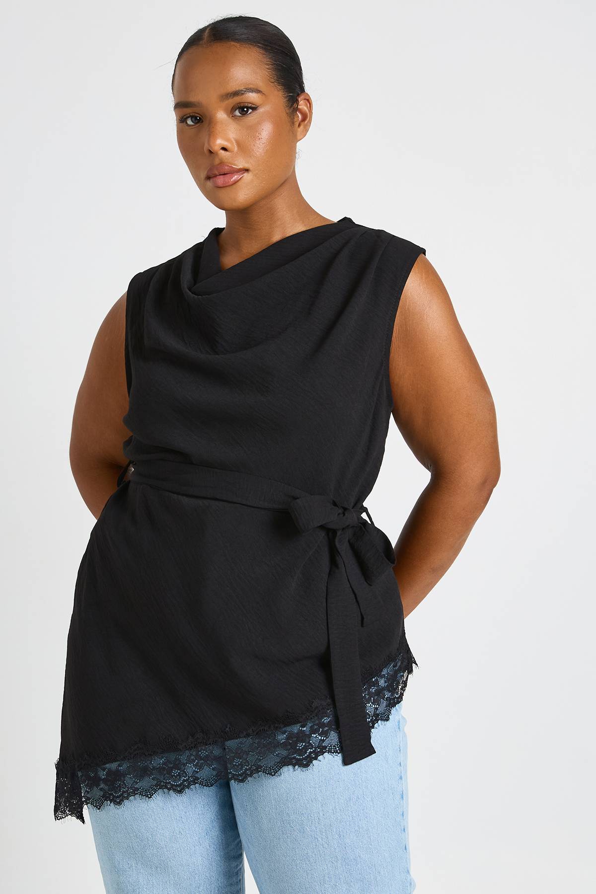 boohoo Top Grande Taille Col Bénitier Asymétrique Avec Taille Nouée Et Ourlet En Dentelle