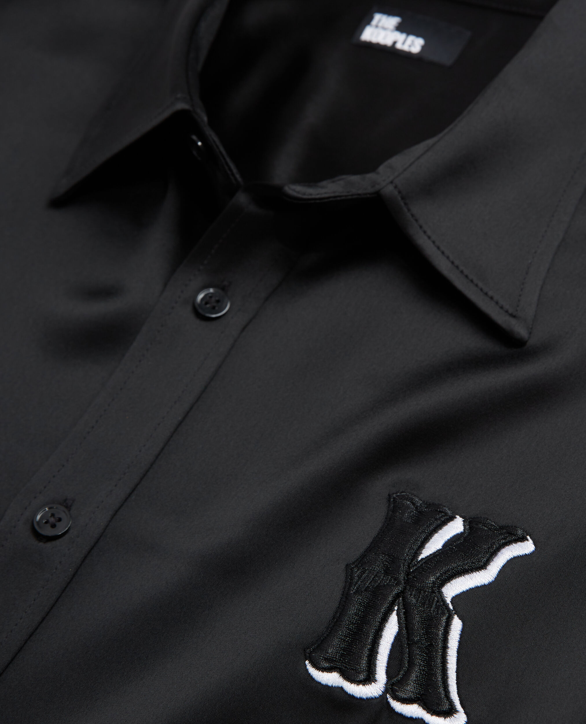 Chemise casual noire avec broderies