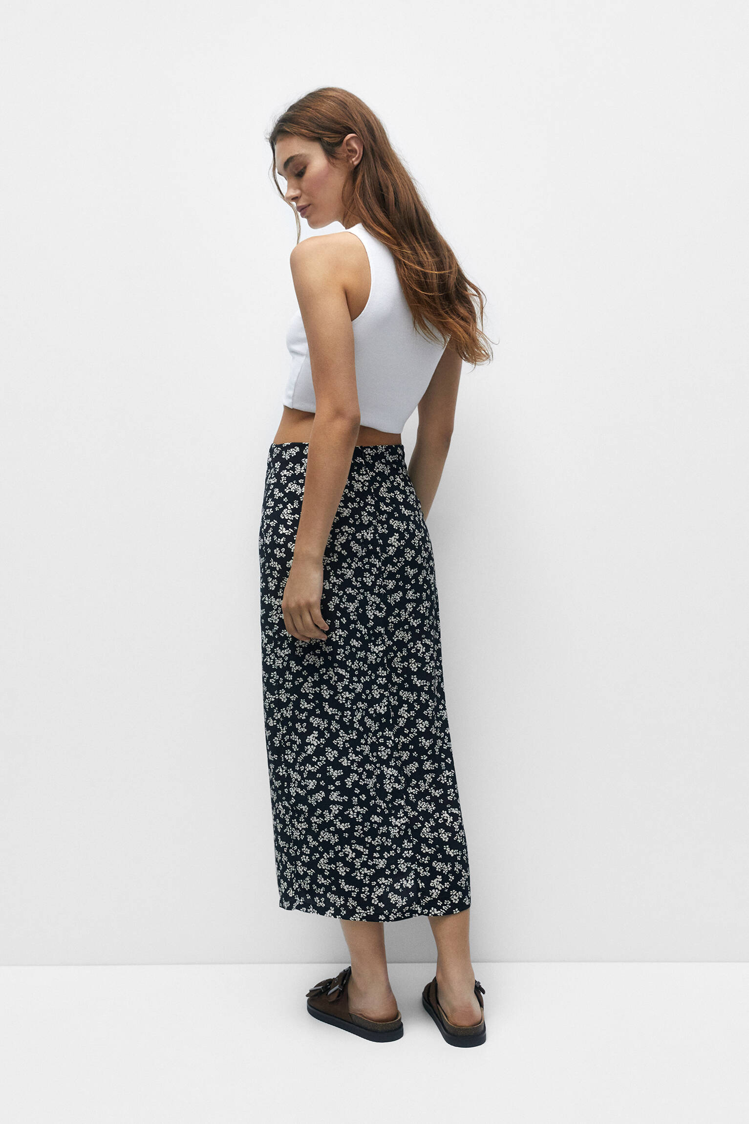 Saia midi com estampa floral - preta