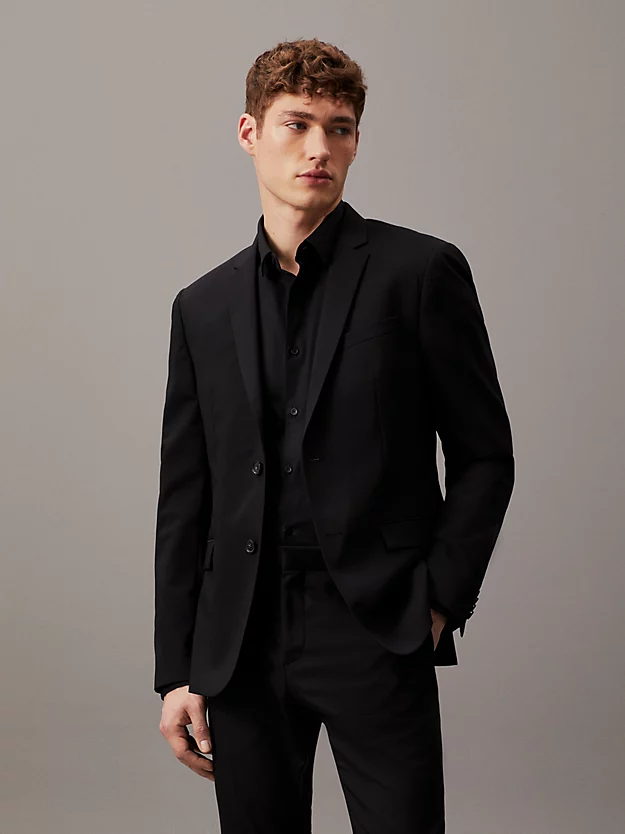 Blazer de abotoamento simples em lã elástica com modelagem slim.