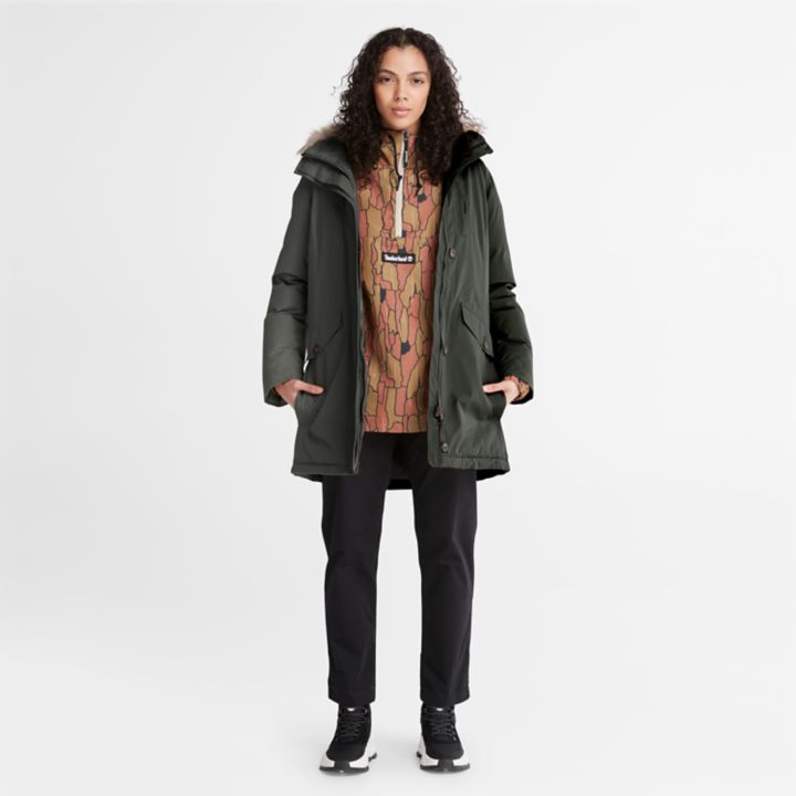 Jaqueta parka impermeável DryVent feminina na cor verde.