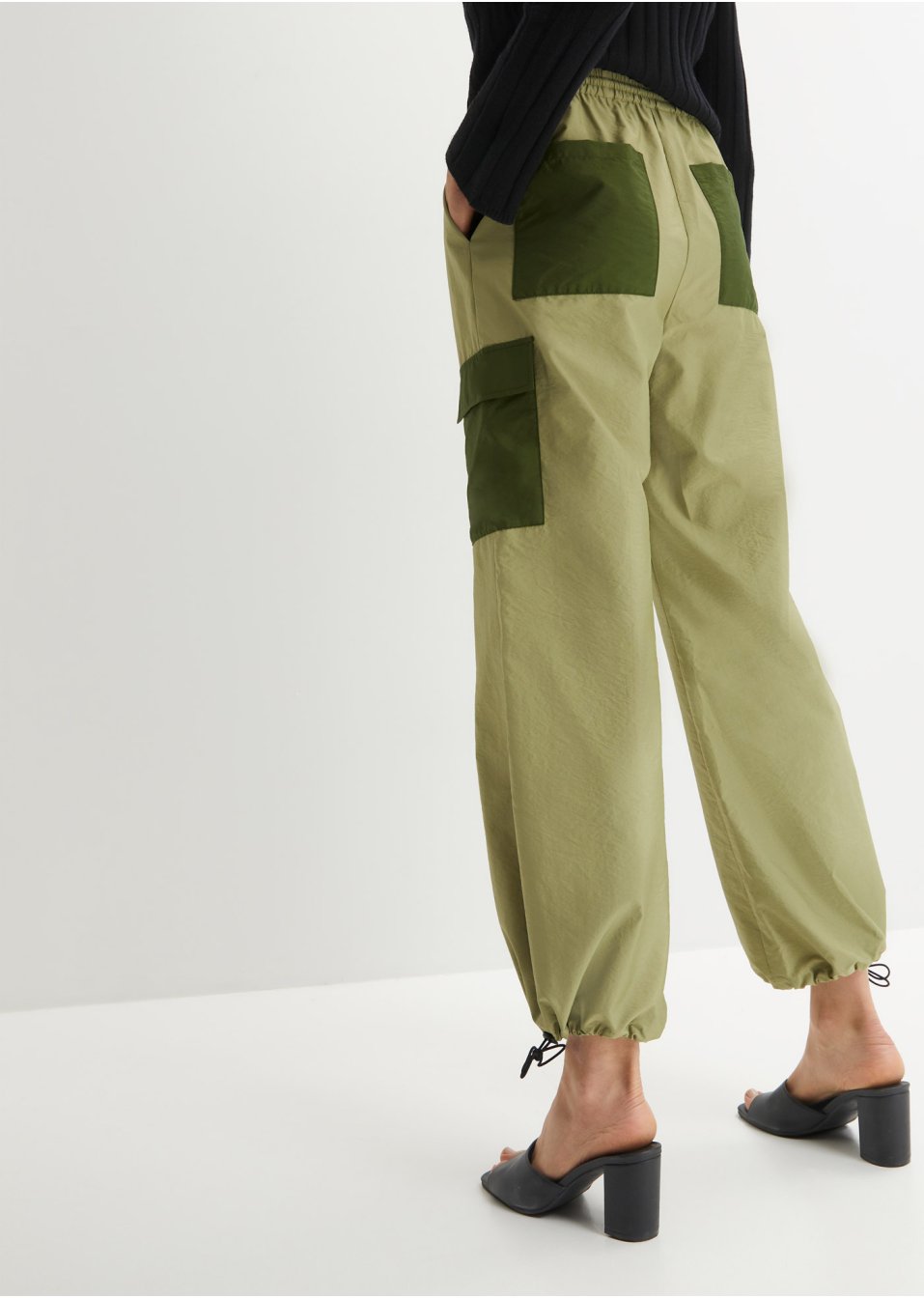 Pantalon parachute avec poches contrastantes