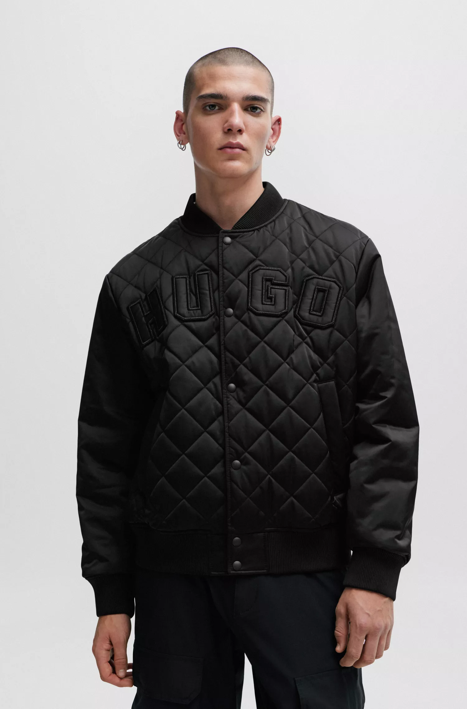 Jaqueta bomber HUGO vermelha em cetim repelente à água com logotipo estilo universitário.