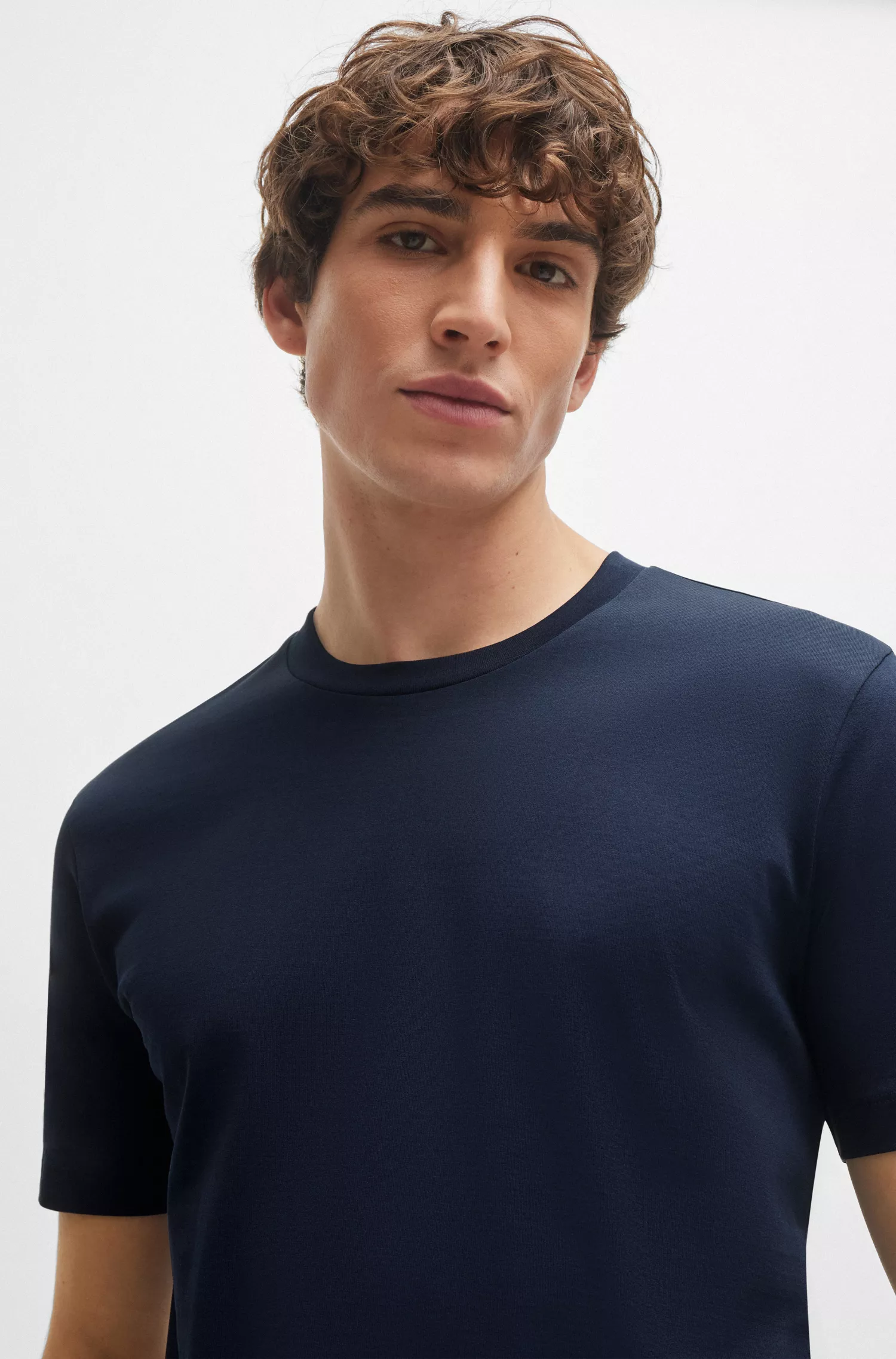 Camiseta BOSS preta em malha de algodão com modelagem regular.