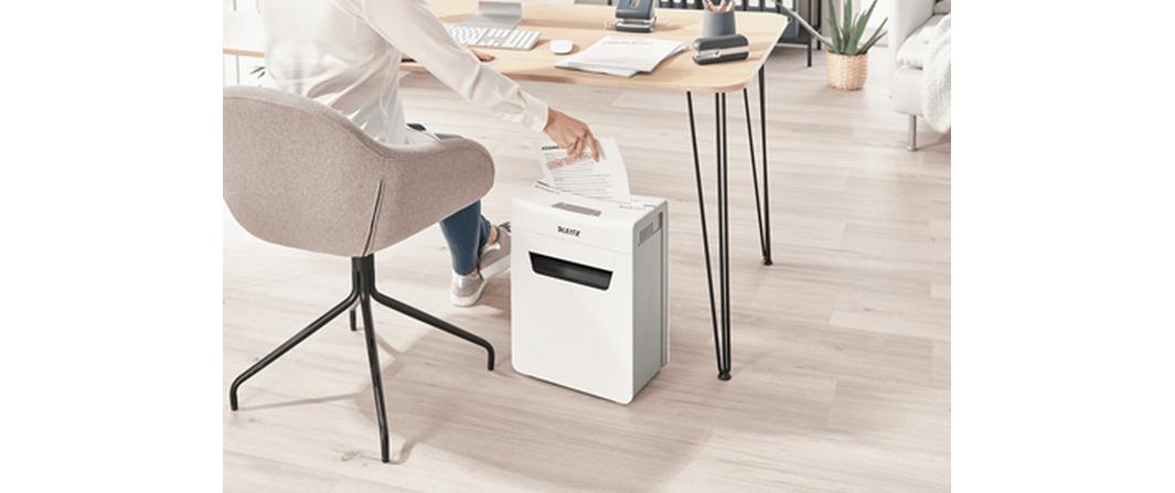 Aktenvernichter IQ Protect Premium 8X , P-4, 8 Blatt<br>Manueller Dokumentenvernichter mit Partikelschnitt für die sichere Vernichtung vertraulicher Unterlagen