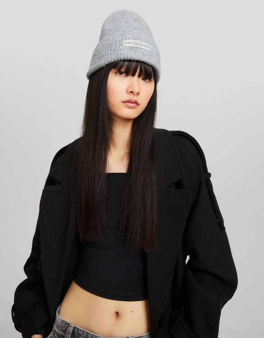 Gorro com etiqueta