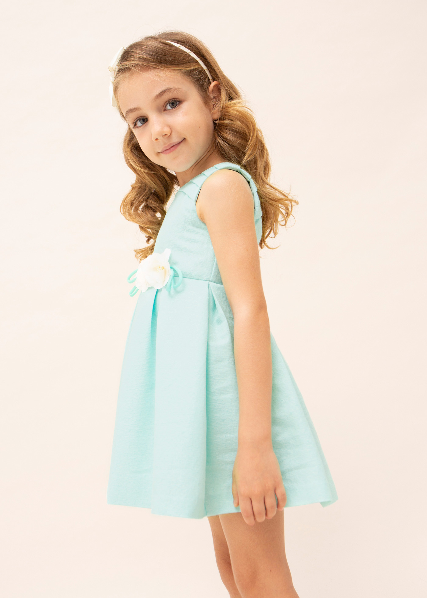 Vestido com aplique floral para menina
