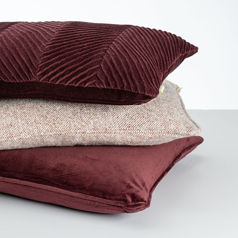 Sierkussen Cord piping velours aubergine 45x45 cm