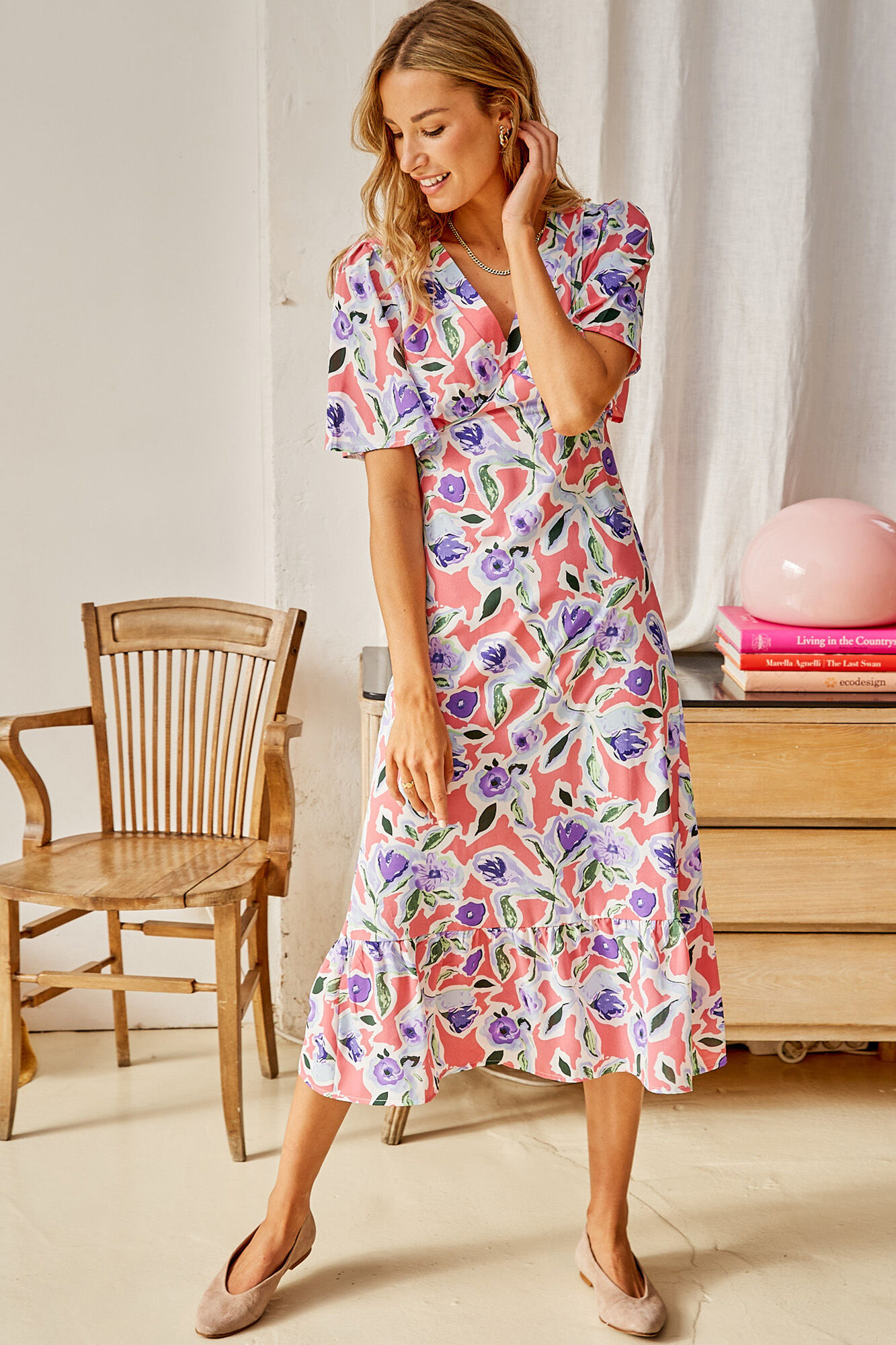 Vestido midi floral em tons de rosa - Maquiagem