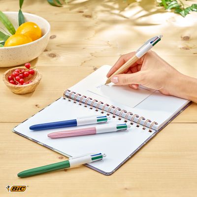 BIC 4 Couleurs Bois - Stylo à bille 4 couleurs effet bois - disponible dans différentes couleurs