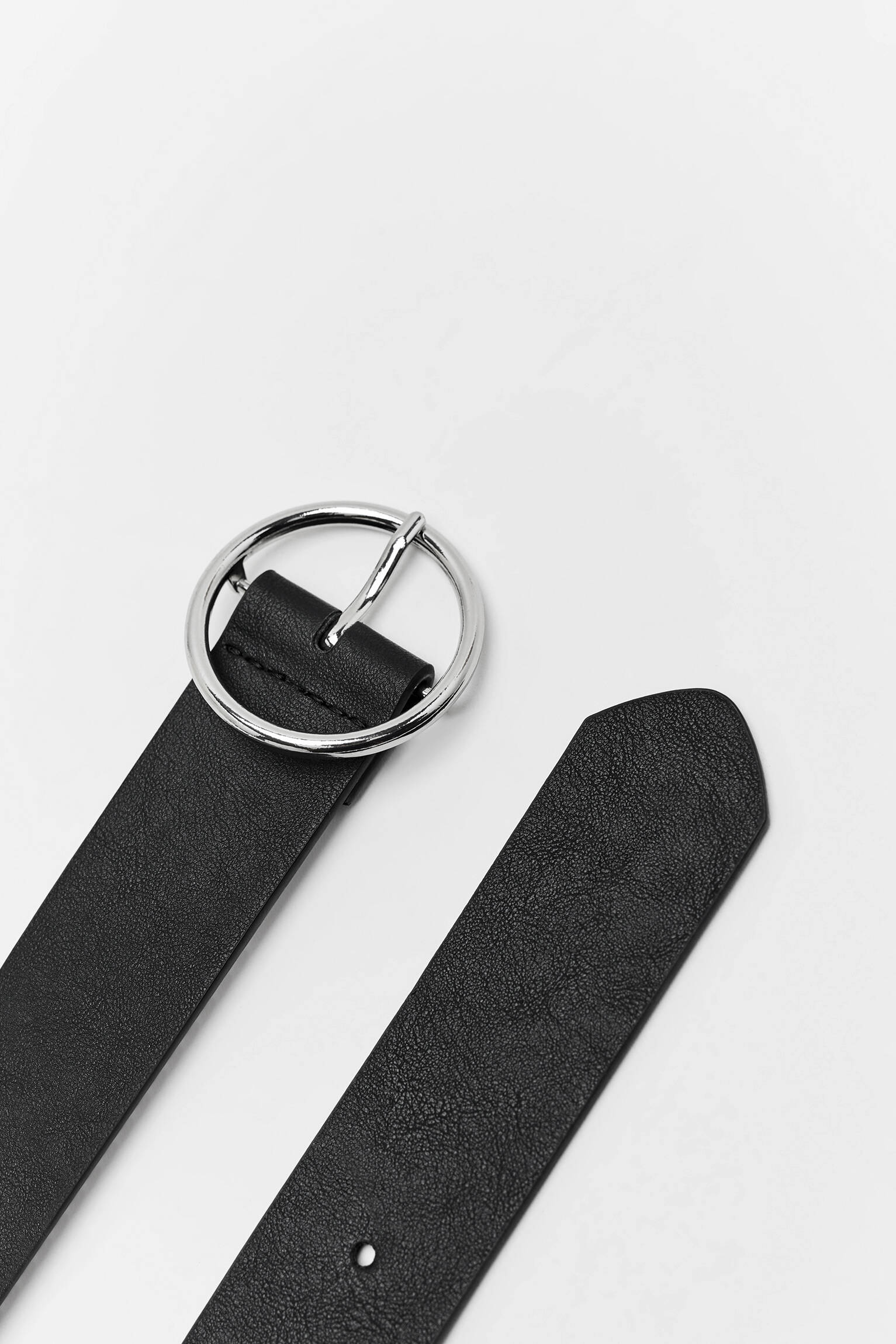 CINTO COM FIVELA CIRCULAR - PRETO