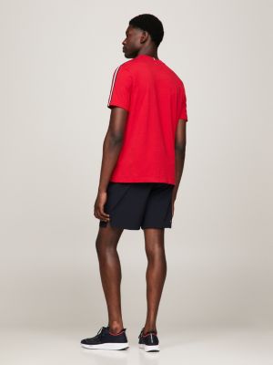 Camiseta de gola redonda com estampa da bandeira esportiva