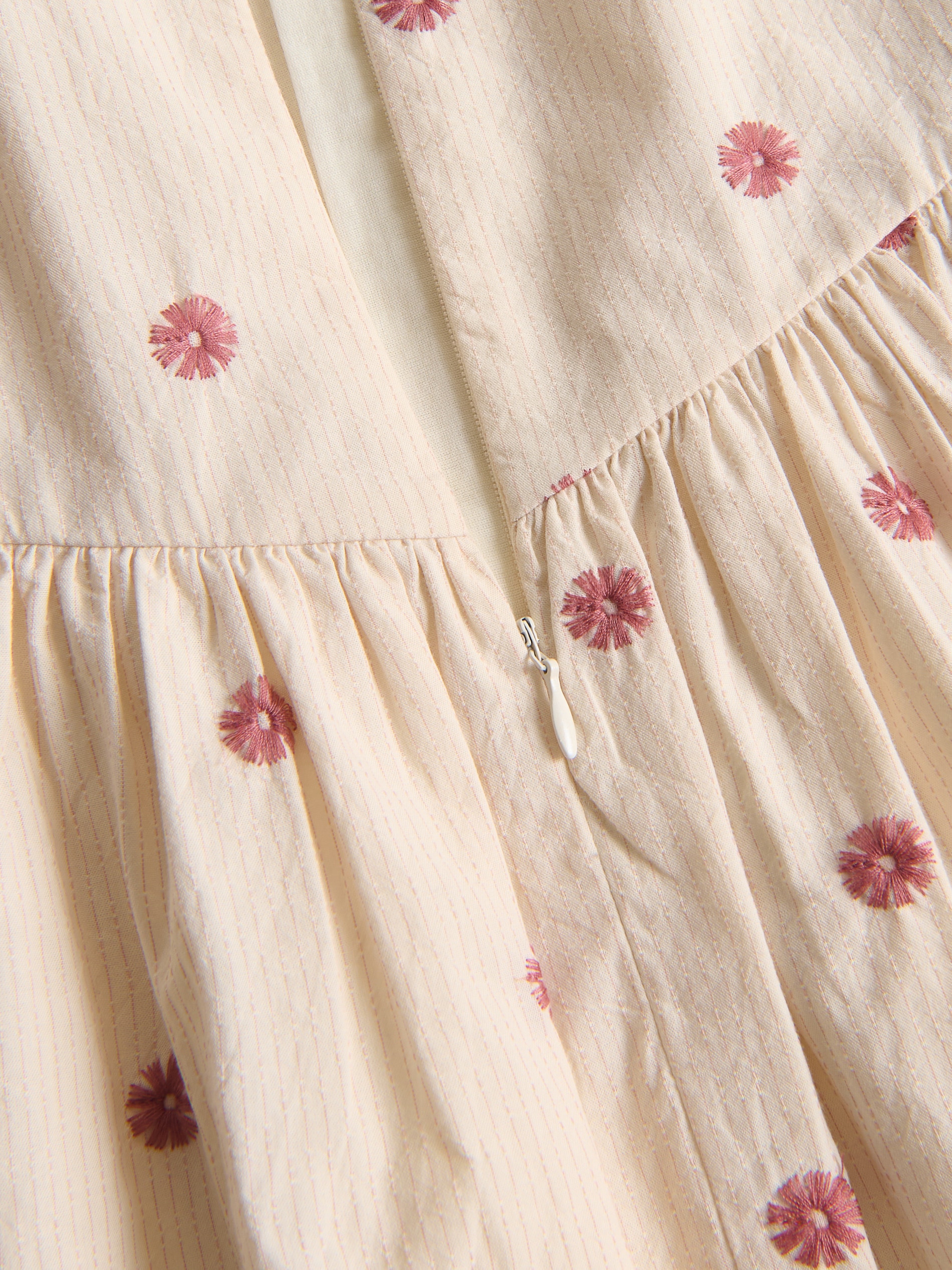 Kleid mit gesticktem Muster