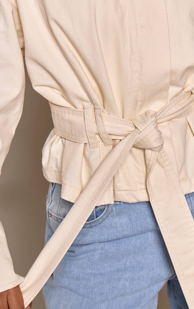 Ecru Petite Veste En Sergé Col Montant Avec Détail De Coutures Et Ceinture À Nouer À La Taille