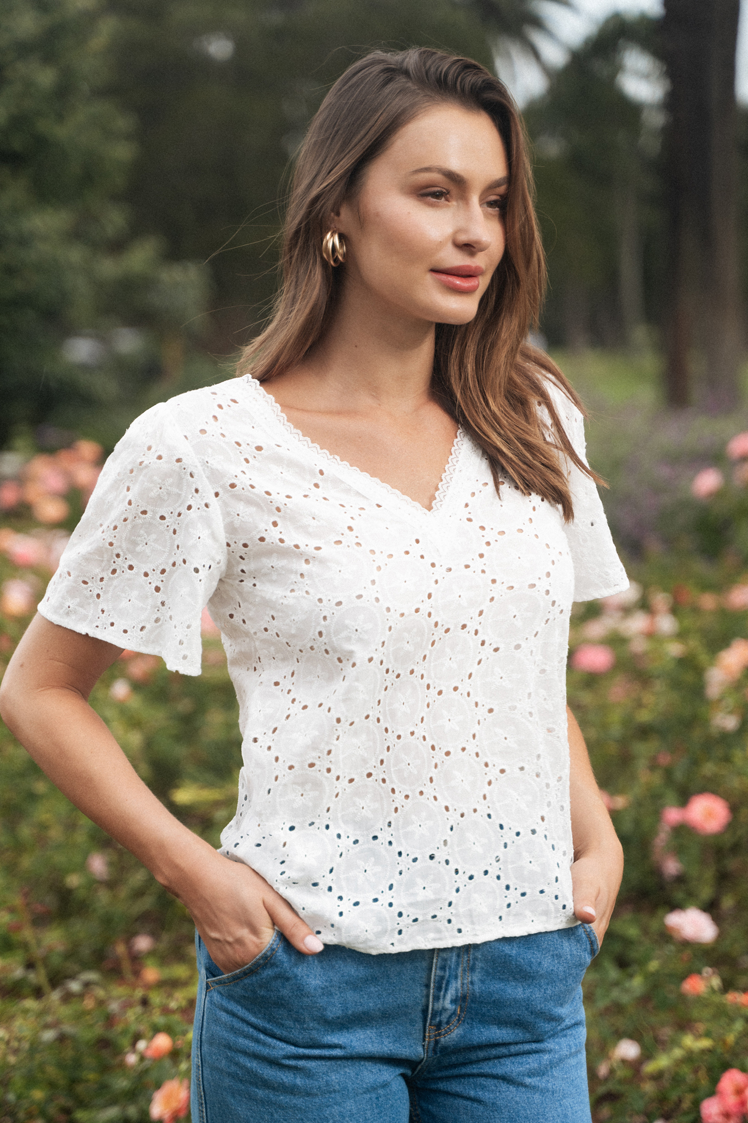 Blouse en pur coton à col V et manches évasées en œillets blanche