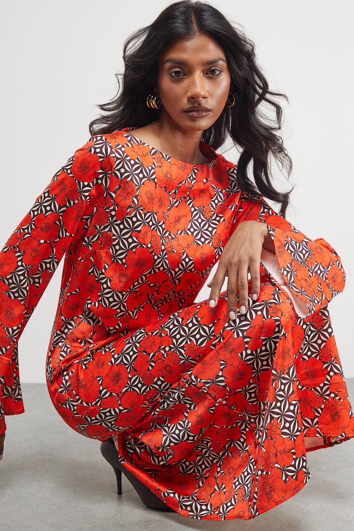 Warehouse Robe Midi Florale en Satin Froissé Coupe Biais avec Boutons Latéraux