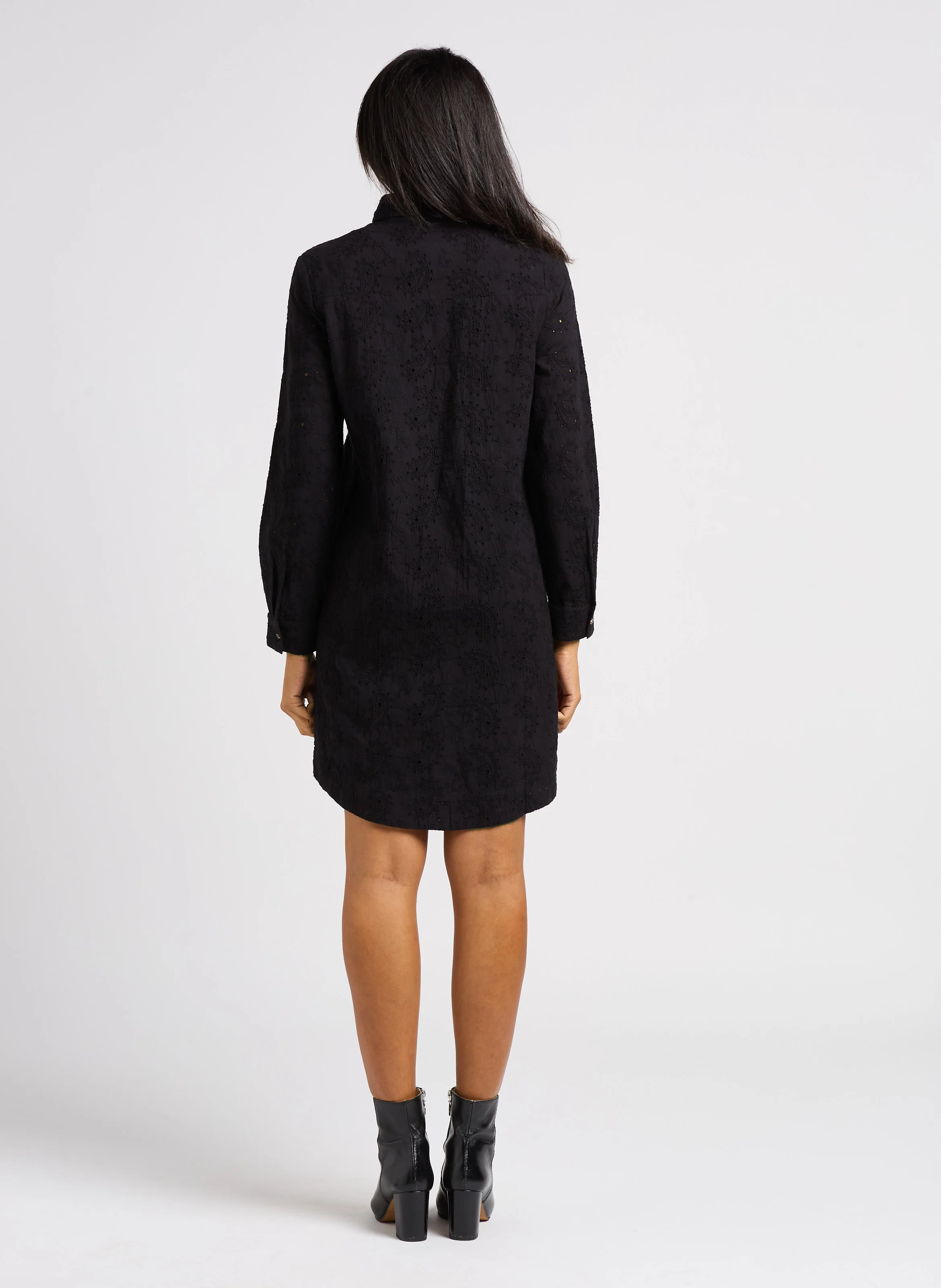 Robe chemise courte brodée en coton | Noir