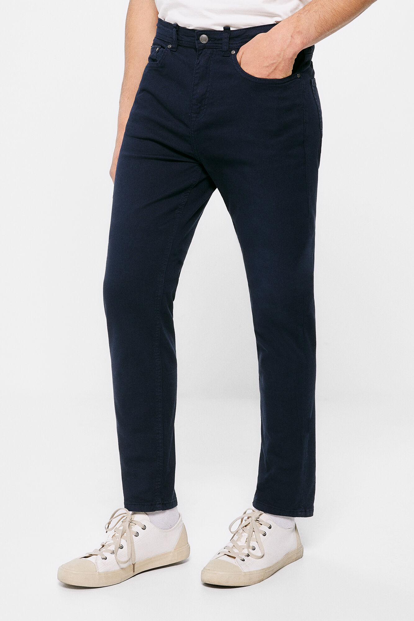 Calça de corte justo com 5 bolsos, cor azul escuro.