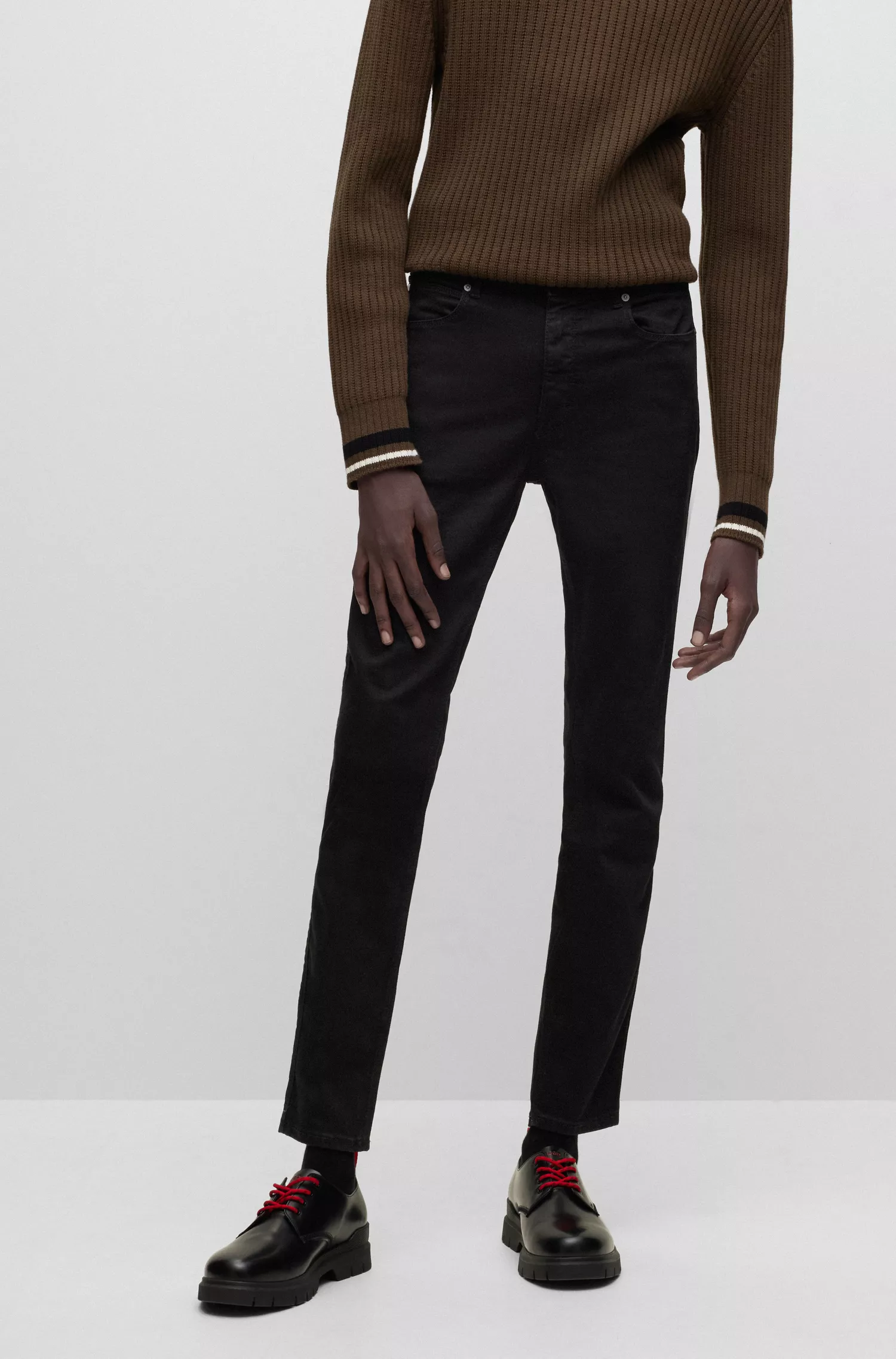 Calça jeans HUGO vermelha, corte extra slim, em denim com elasticidade para maior conforto.