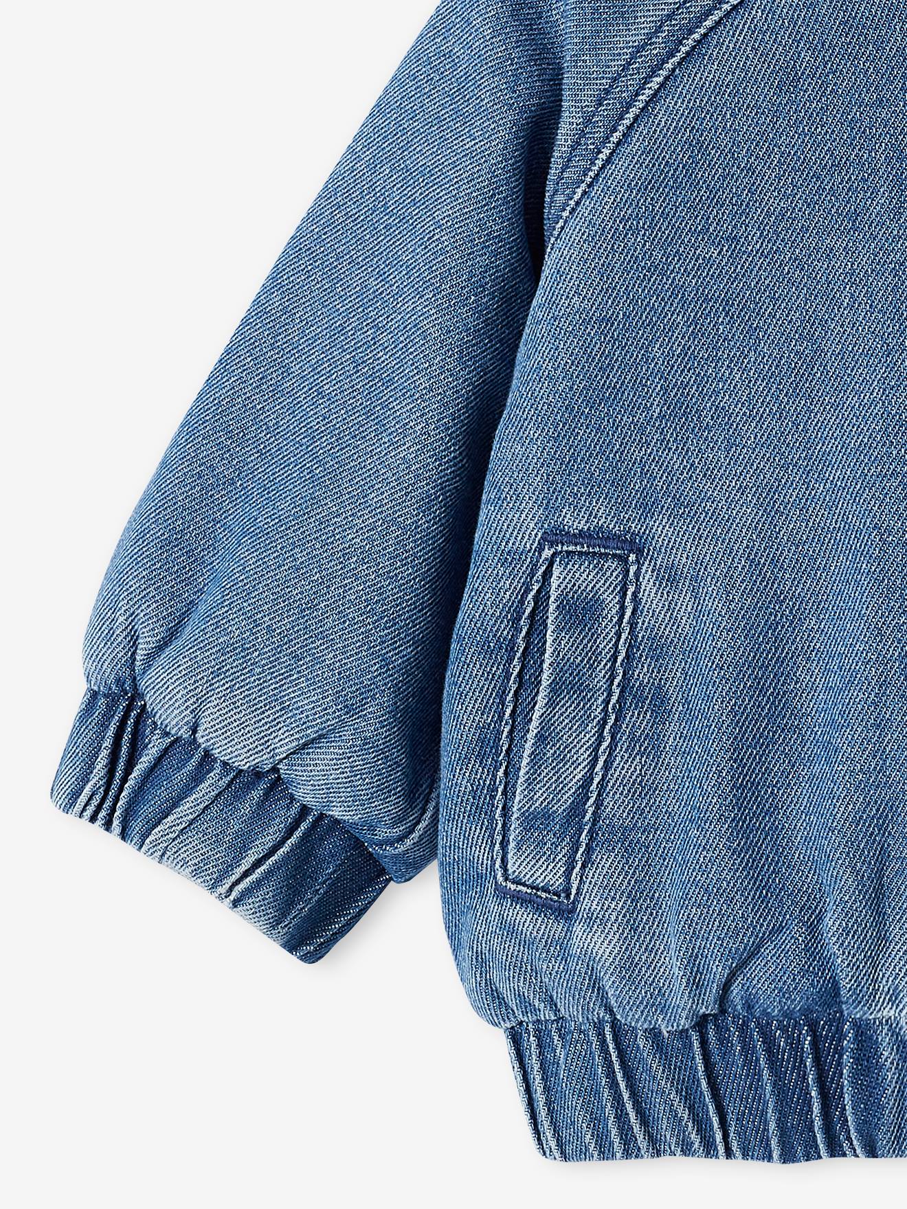 Jaqueta jeans cor pedra bebê com forro de lã e capuz.