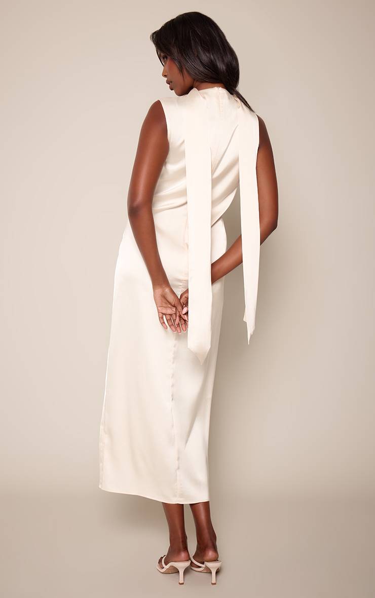Crème Robe Longue Satinée À Décolleté Plongeant Avec Détail Foulard