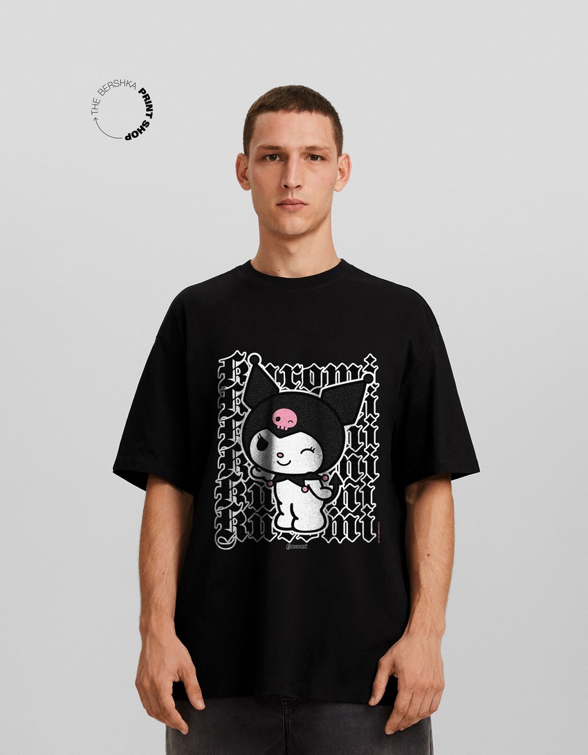 Camiseta de manga curta com estampa Kuromi e modelagem quadrada.
