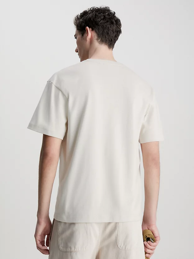 Camiseta com bolso canelado