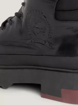 Botas de cano curto com travas e cadarço em couro Crest