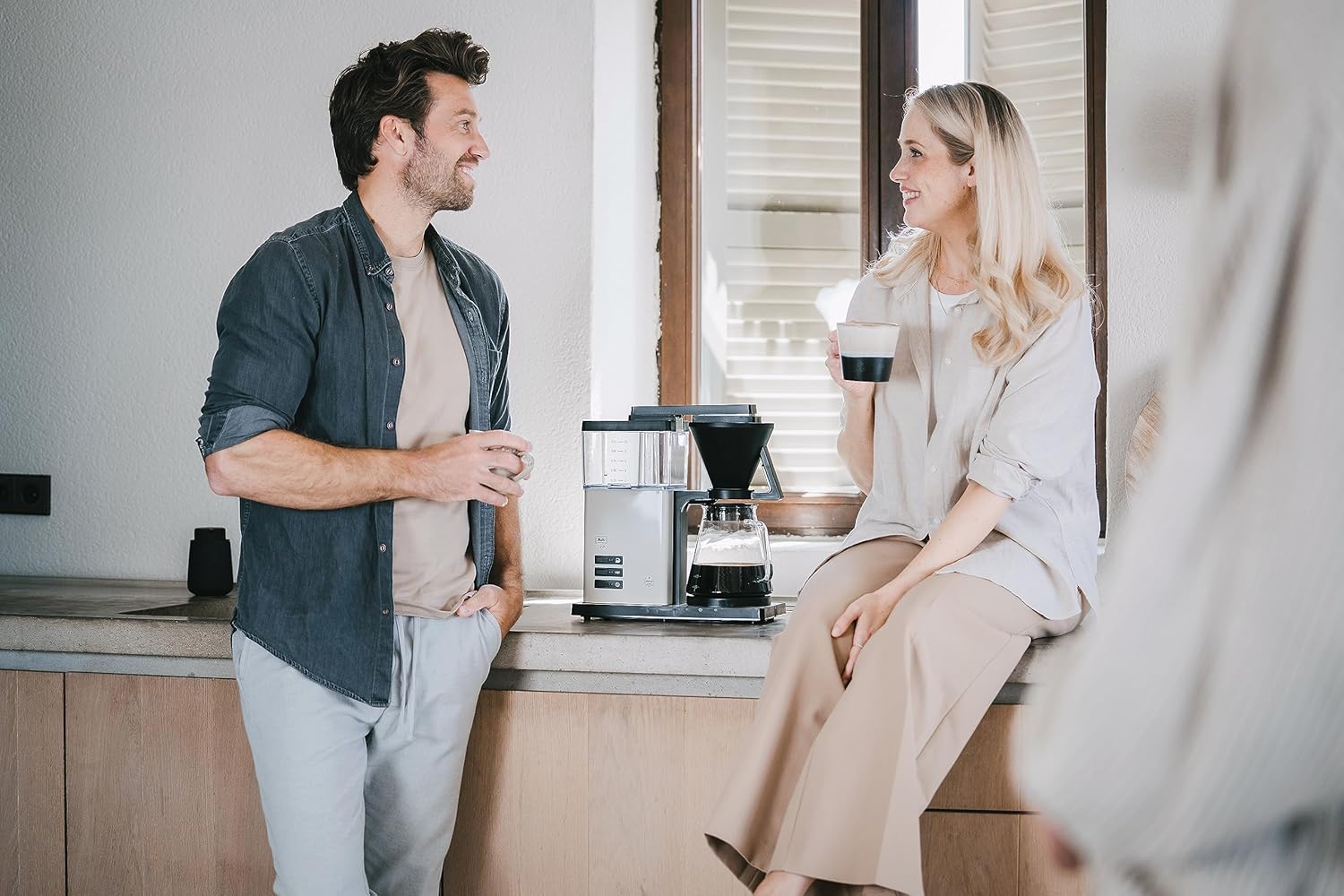 Melitta One – Filterkaffeemaschine mit Glaskanne, 92-96 °C Brühtemperatur und bis zu 10 Jahren Langzeitgarantie, für bis zu 10 Tassen Kaffee, Edelstahl-Oberflächen mit Lackierung in Cream White