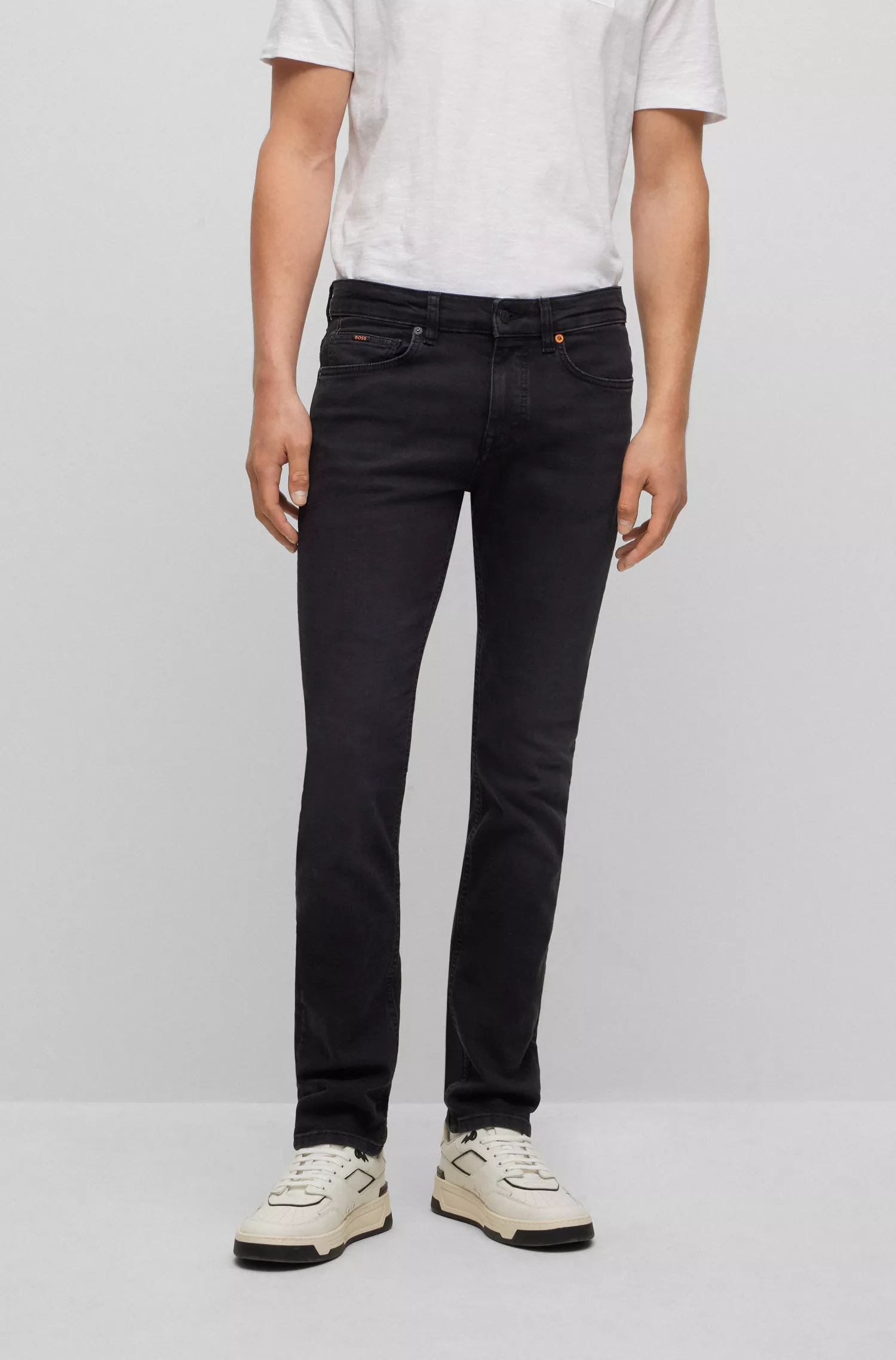 Calça jeans BOSS laranja, corte slim, em denim preto super elástico.