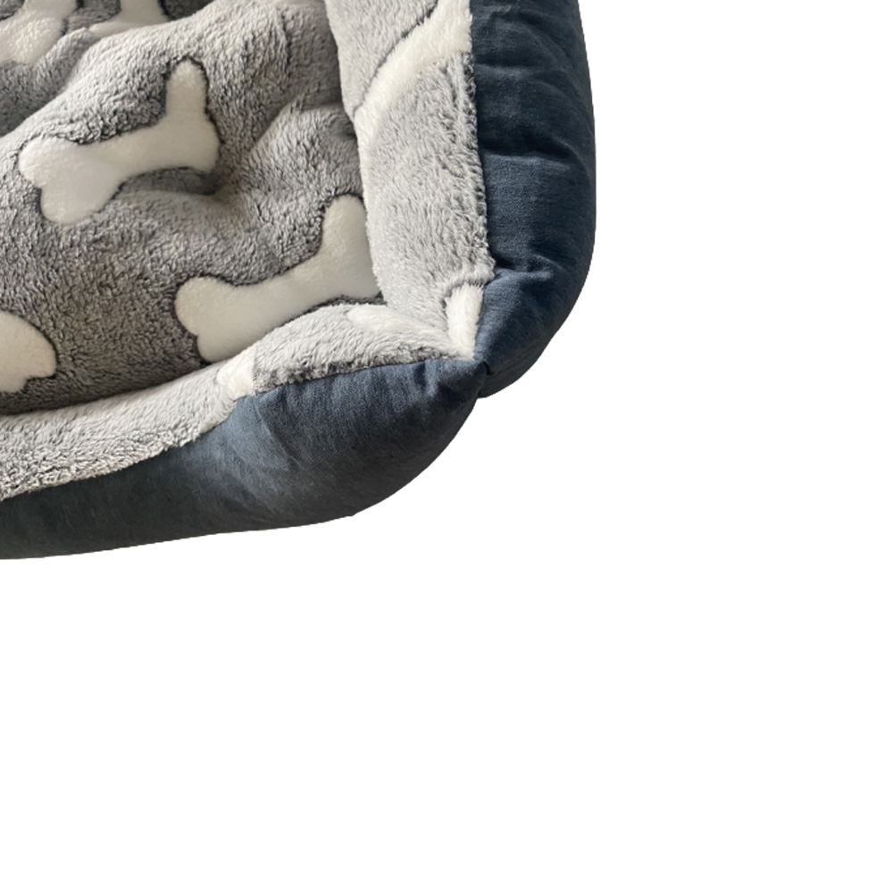 Cama retangular para animais de estimação com forro de pelúcia. Design de ossinhos.
