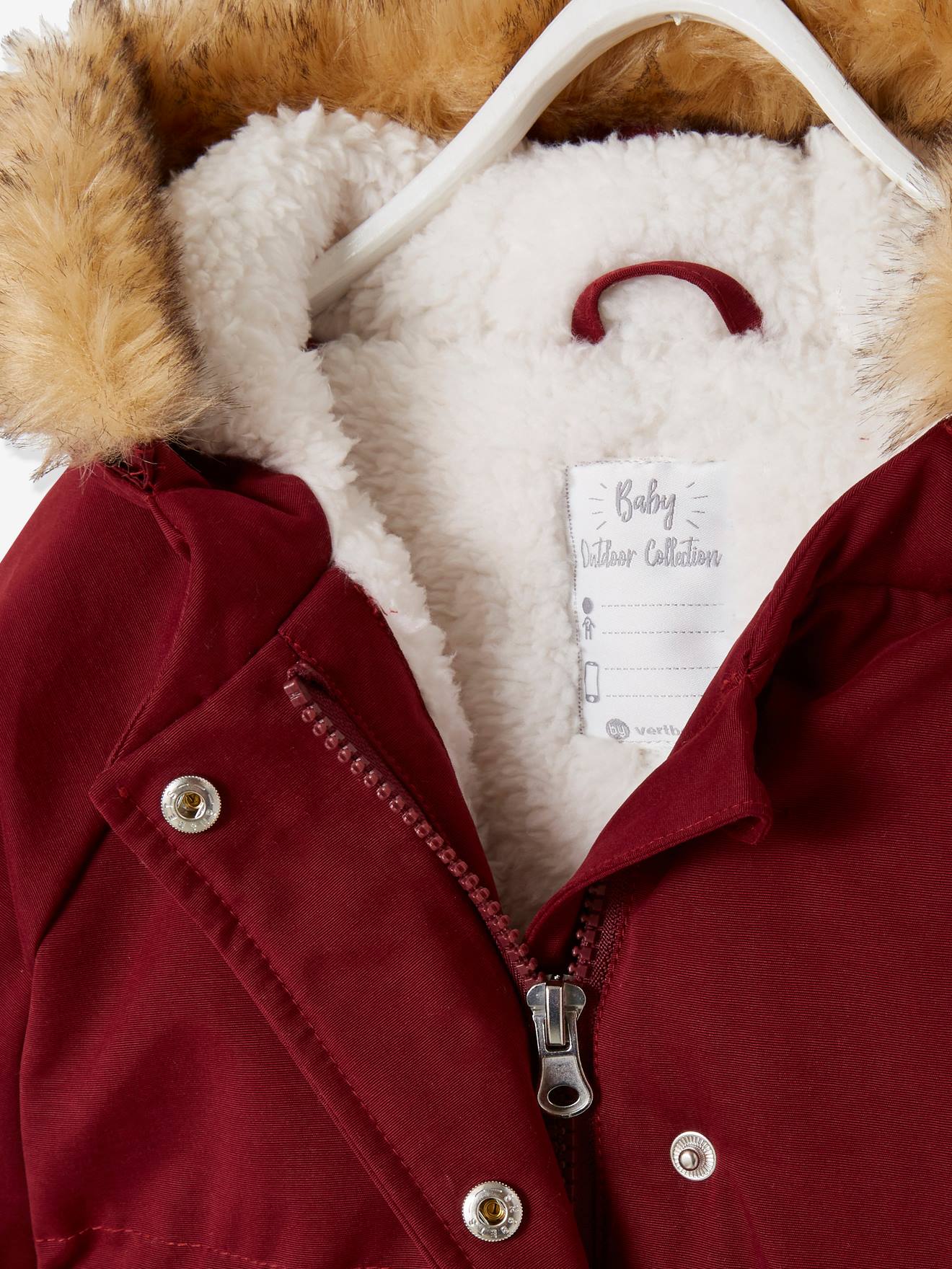 Parka com capuz contornado em pele sintética, listrada em vermelho bebê escuro.