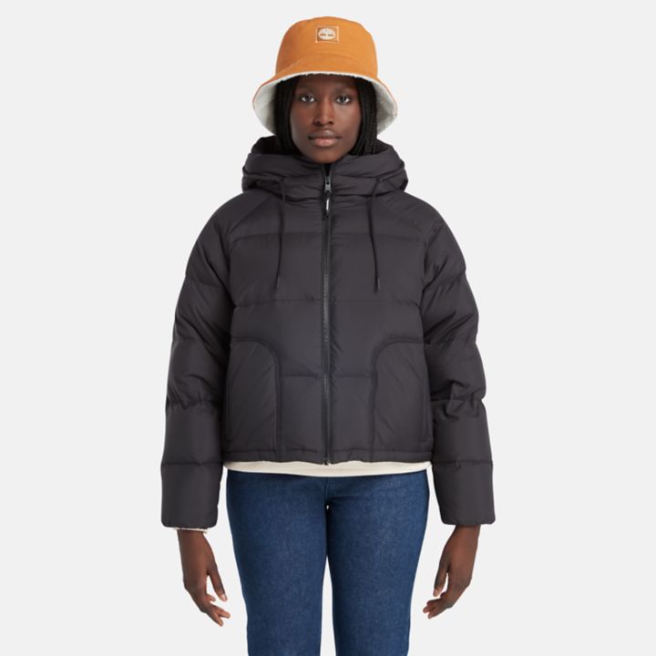 Jaqueta puffer feminina de plumas recicladas na cor preta.
