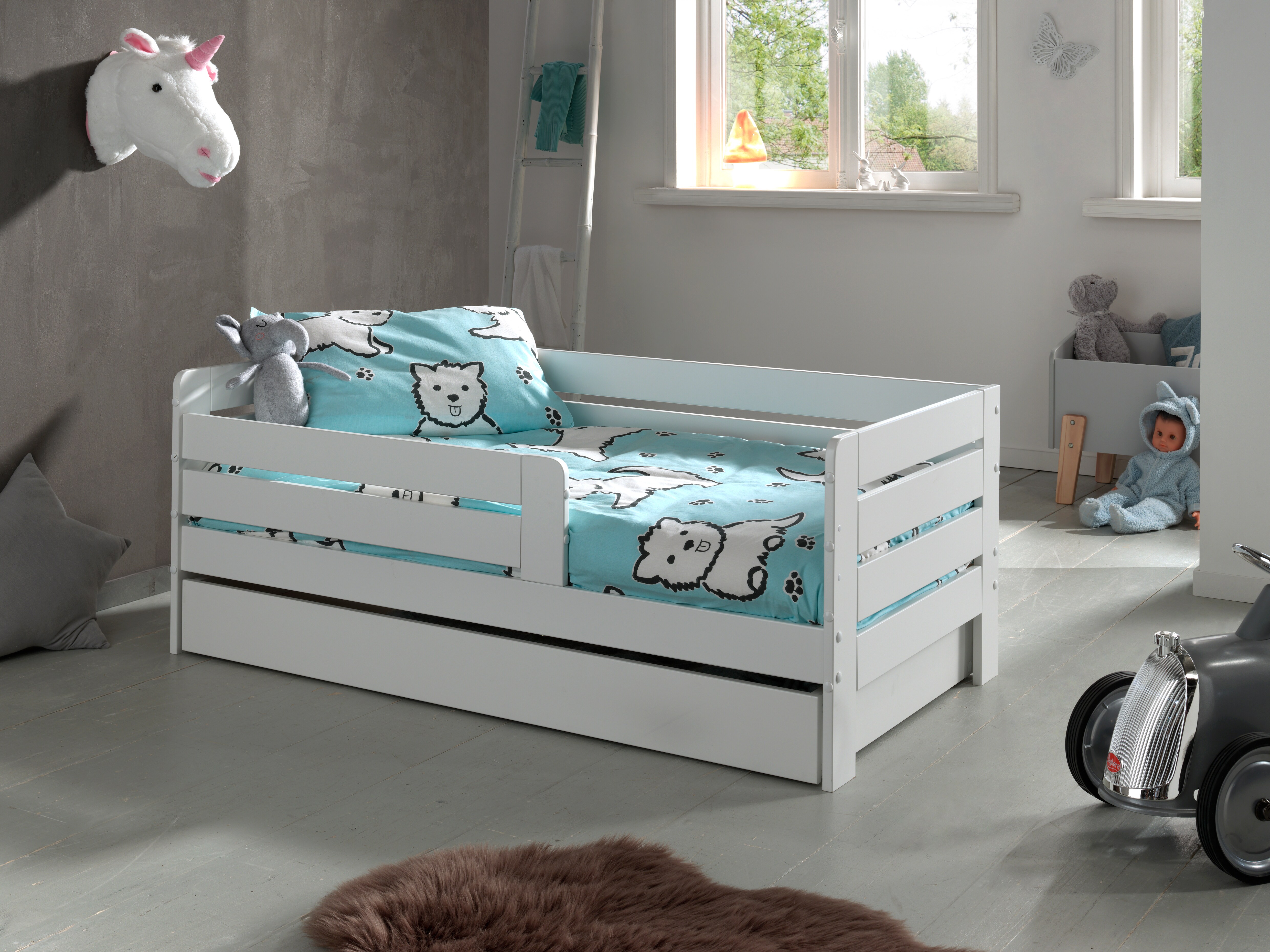 Juniorbett mit Liegefläche 70 x 140 cm, Umrandung mit waagerechten Paneelen, inklusive Bettschublade, Ausf. MDF weiß lackiert