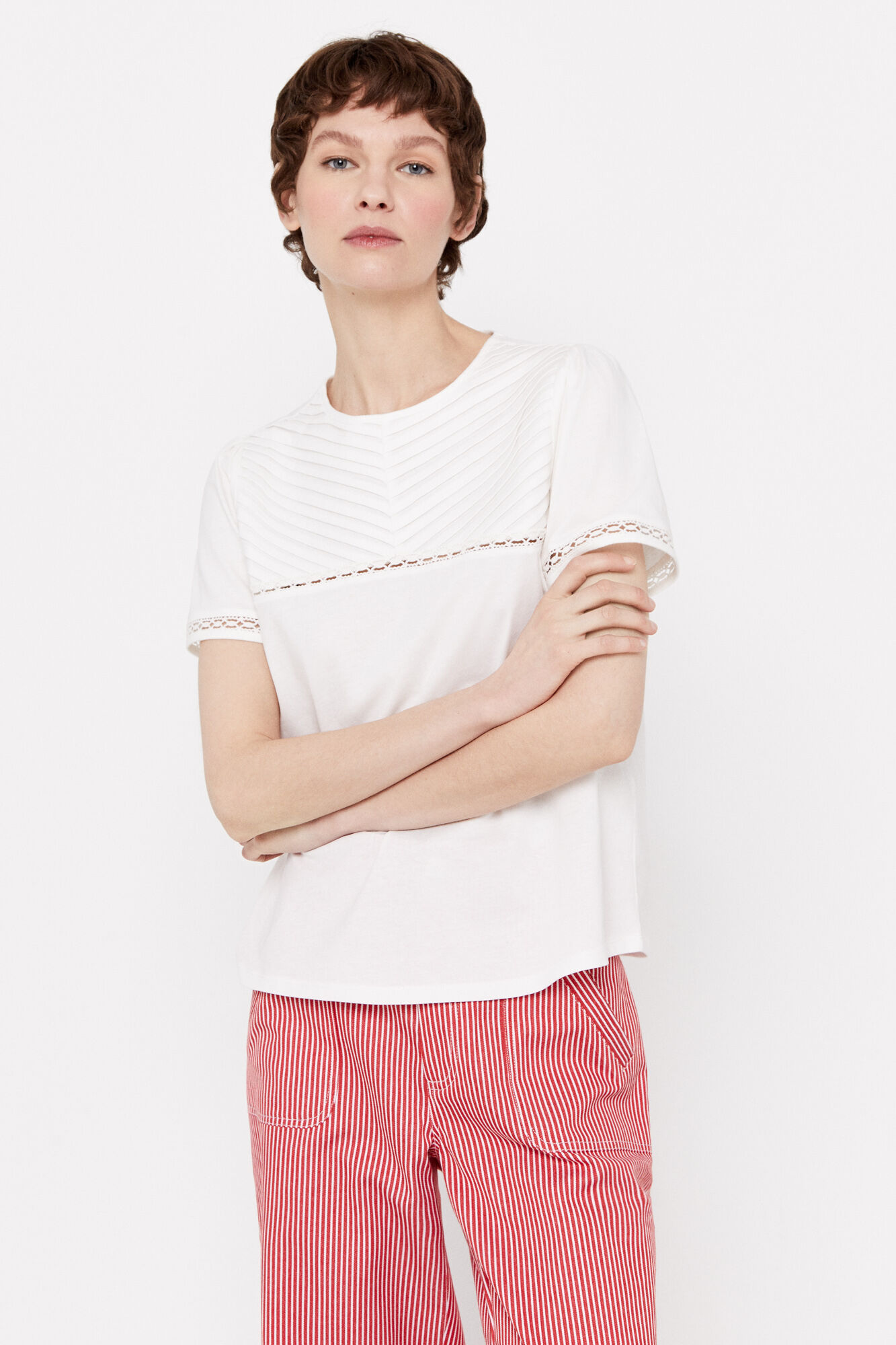 Camiseta com babados e detalhes em relevo - Branca