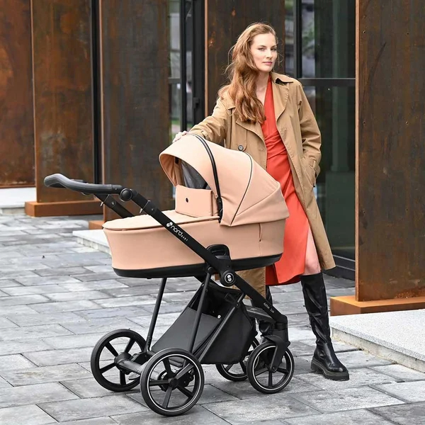 Carrinho de bebê Nordbaby Active Lux, cor bege cobre, estrutura cromada.