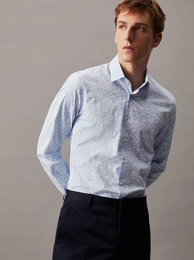 Camisa elegante de corte slim com estampa floral.