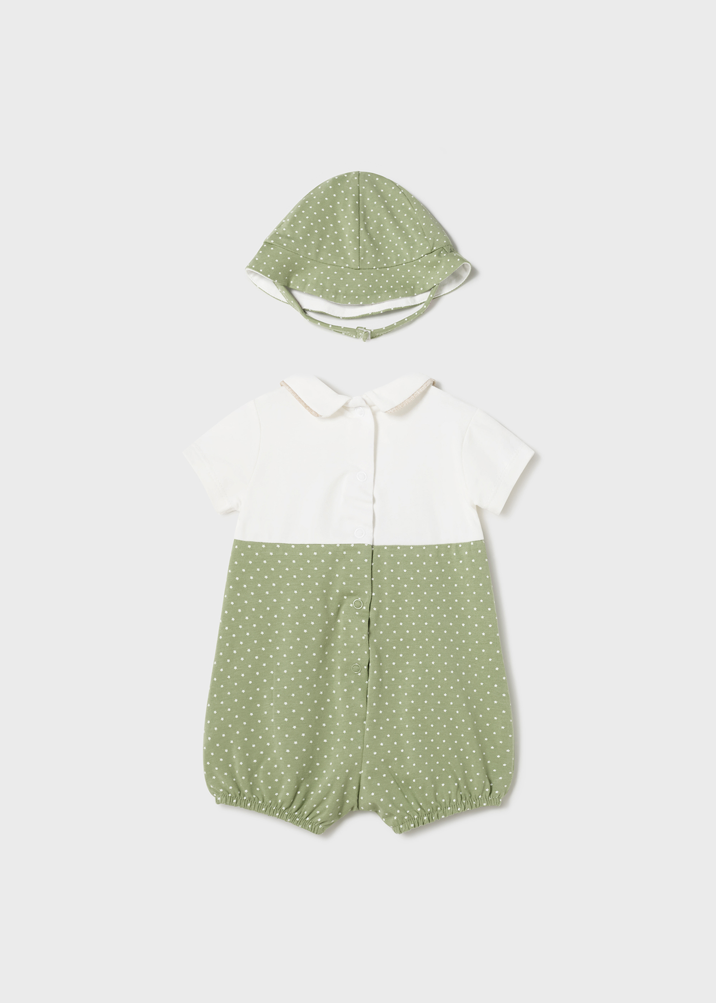 Macacão Better Cotton para recém-nascido com estampa de eucalipto e gorro.