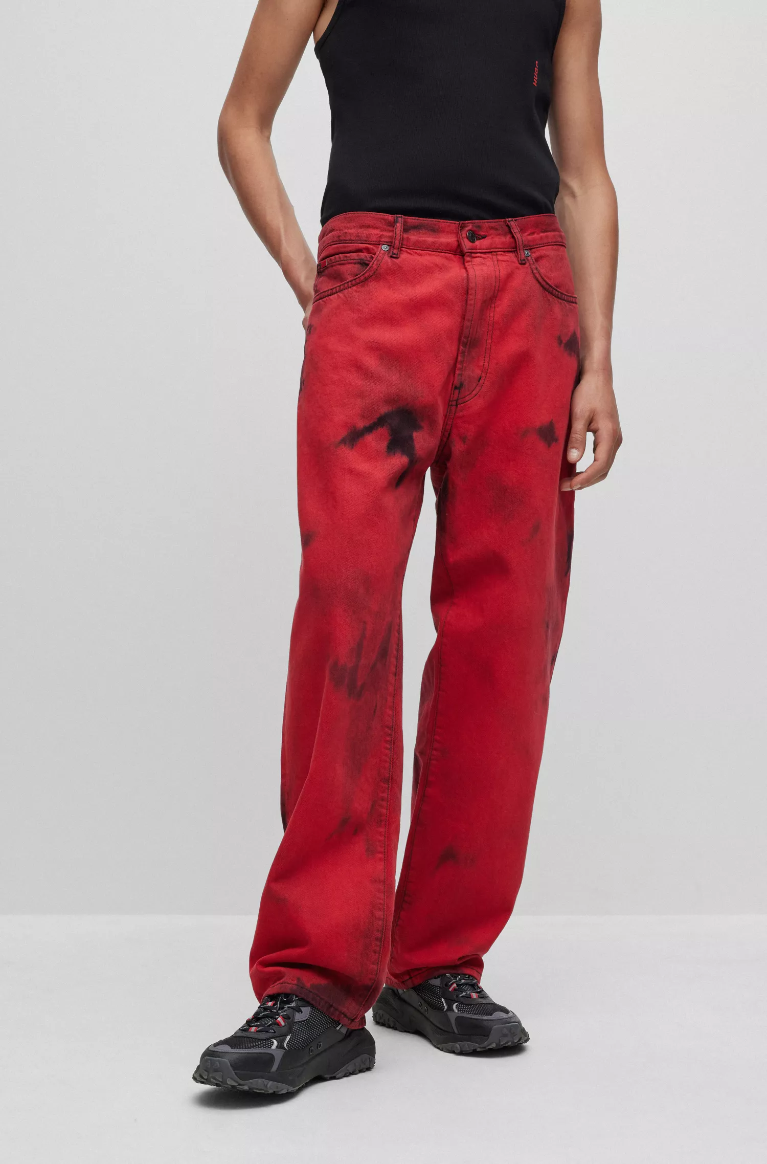 Calça jeans HUGO vermelha, corte regular, em denim rígido com efeito degradê.