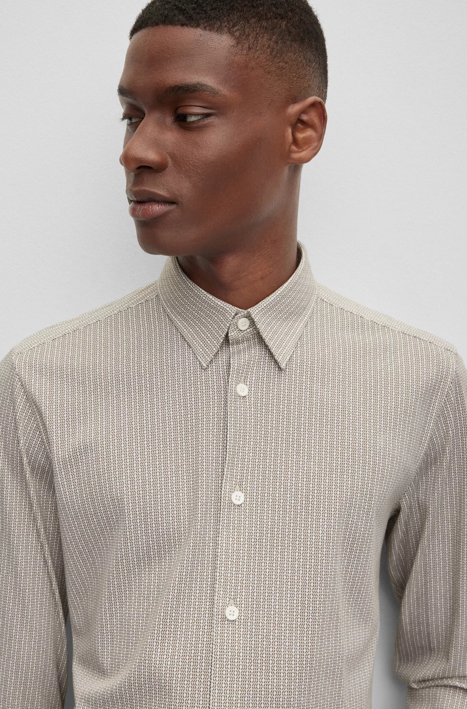 Camisa BOSS preta de corte slim em tecido elástico de alta performance com estampa.