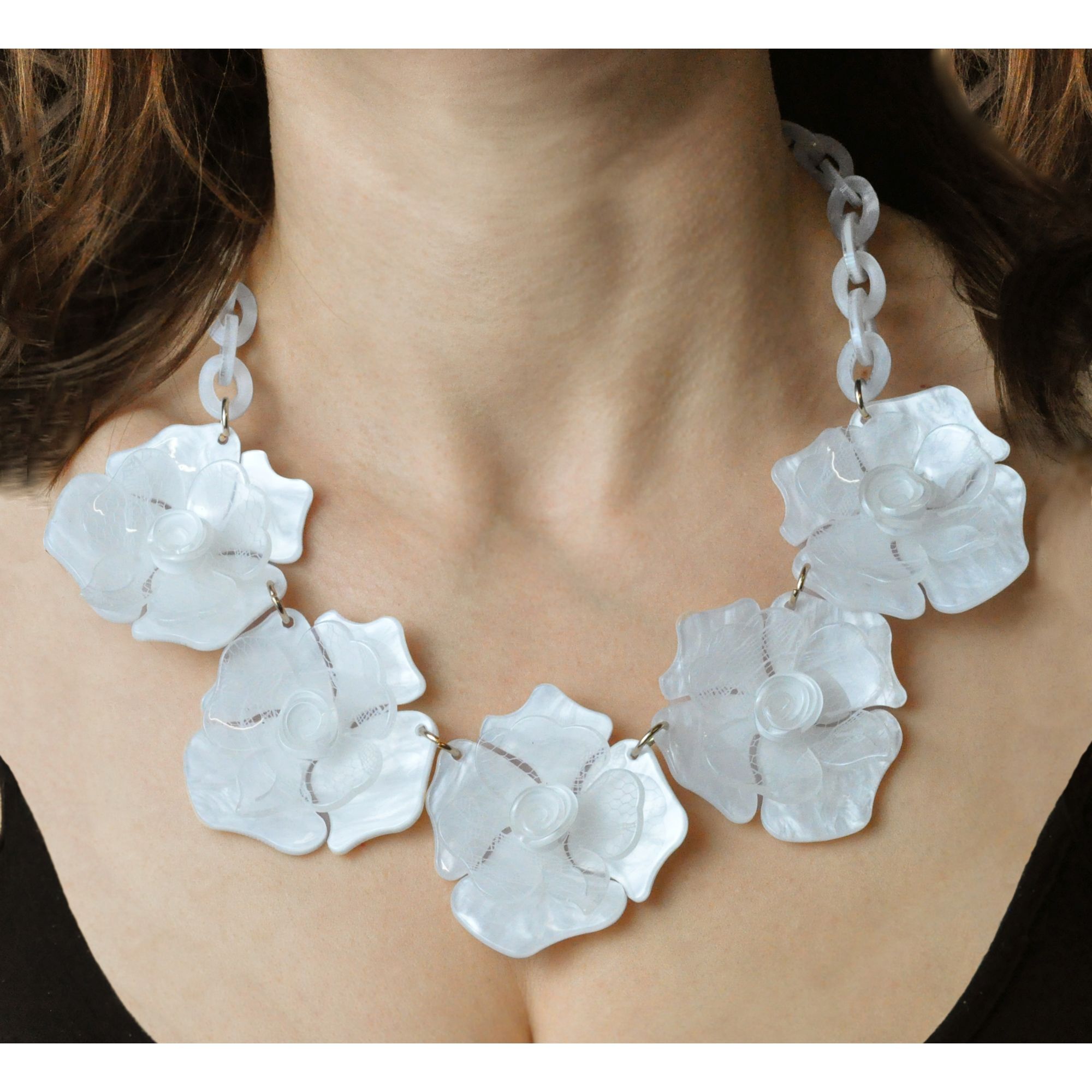Steuer Modeschmuck Collierkette Blütencollier in der Farbe weiß/perlmutt