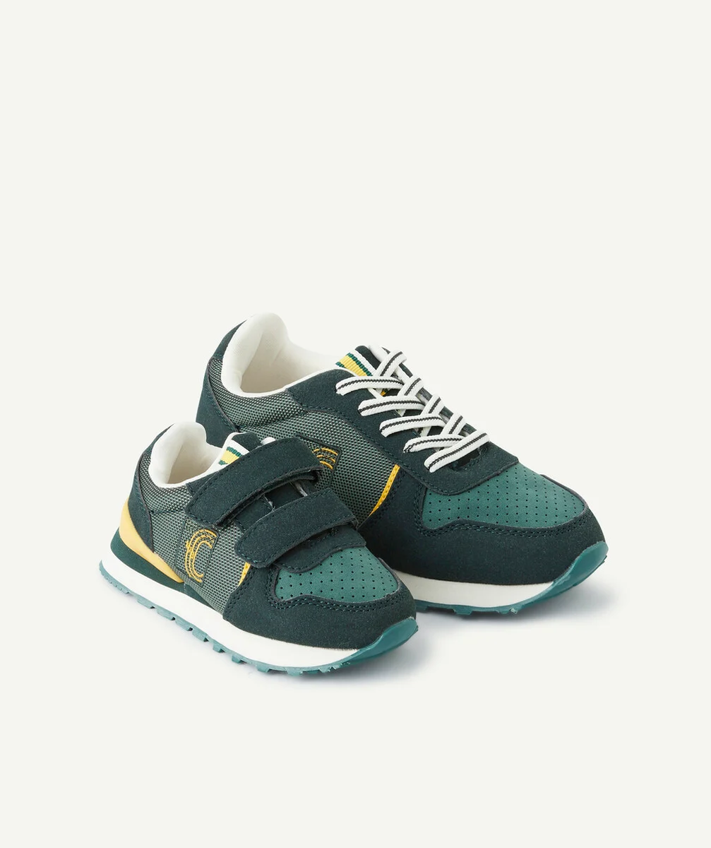 LES BASKETS VERTES AUX LACETS ÉLASTIQUES