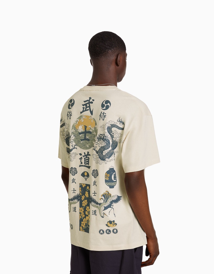 Camiseta de manga curta com estampa de strass e modelagem quadrada