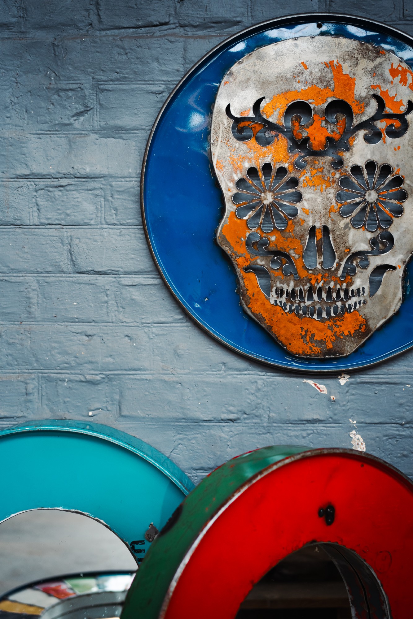 Wandbild 'Skull' aus Ölfässern, blau, orange, Ø 58 cm, L 3 cm von fischer's lagerhaus