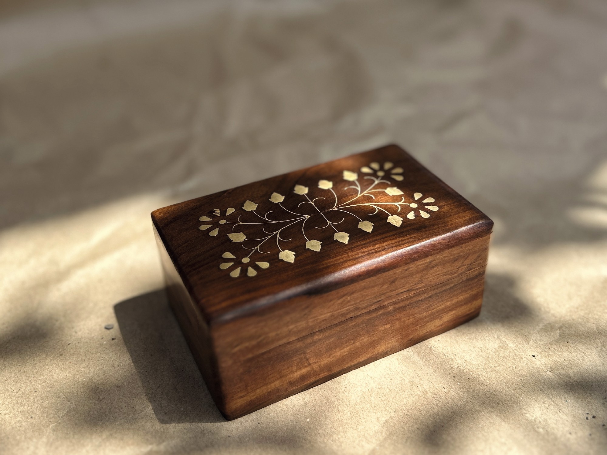 Holz-Schatulle mit Messingintarsien, braun, gold, B 13 cm, L 7,5 cm, H 5 cm von fischer's lagerhaus