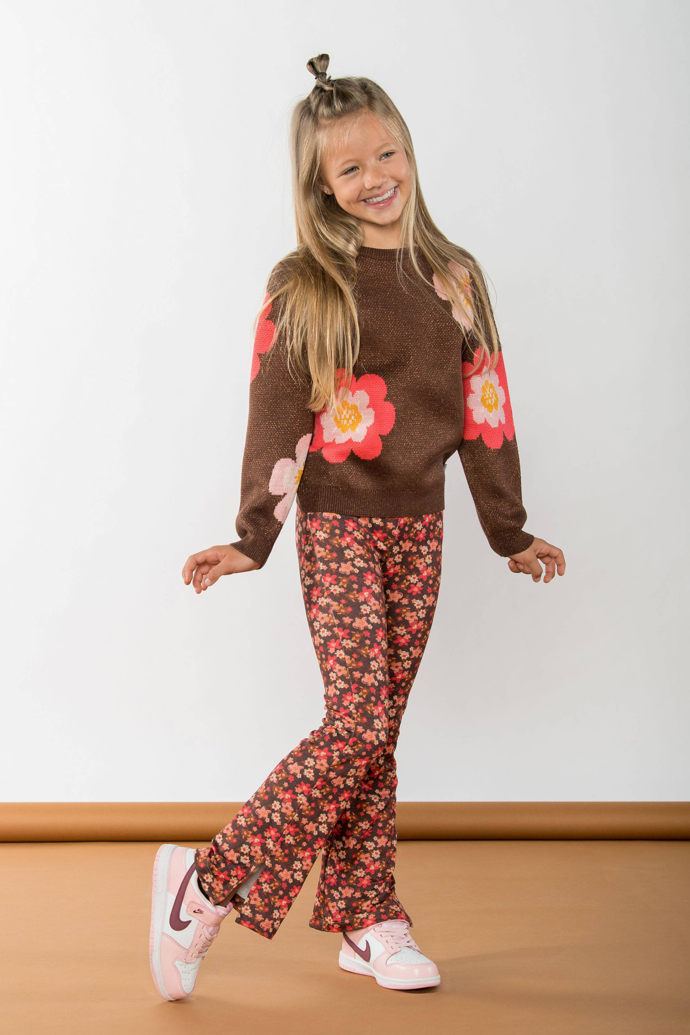 B.Nosy gebloemde flared broek Phoebe bruin/roze