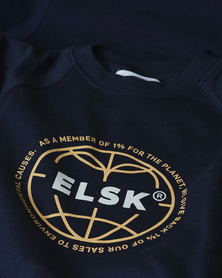 ELSK STATEMENT GLOBE MEN'S TVÆRS CREWNECK 100 dark navy