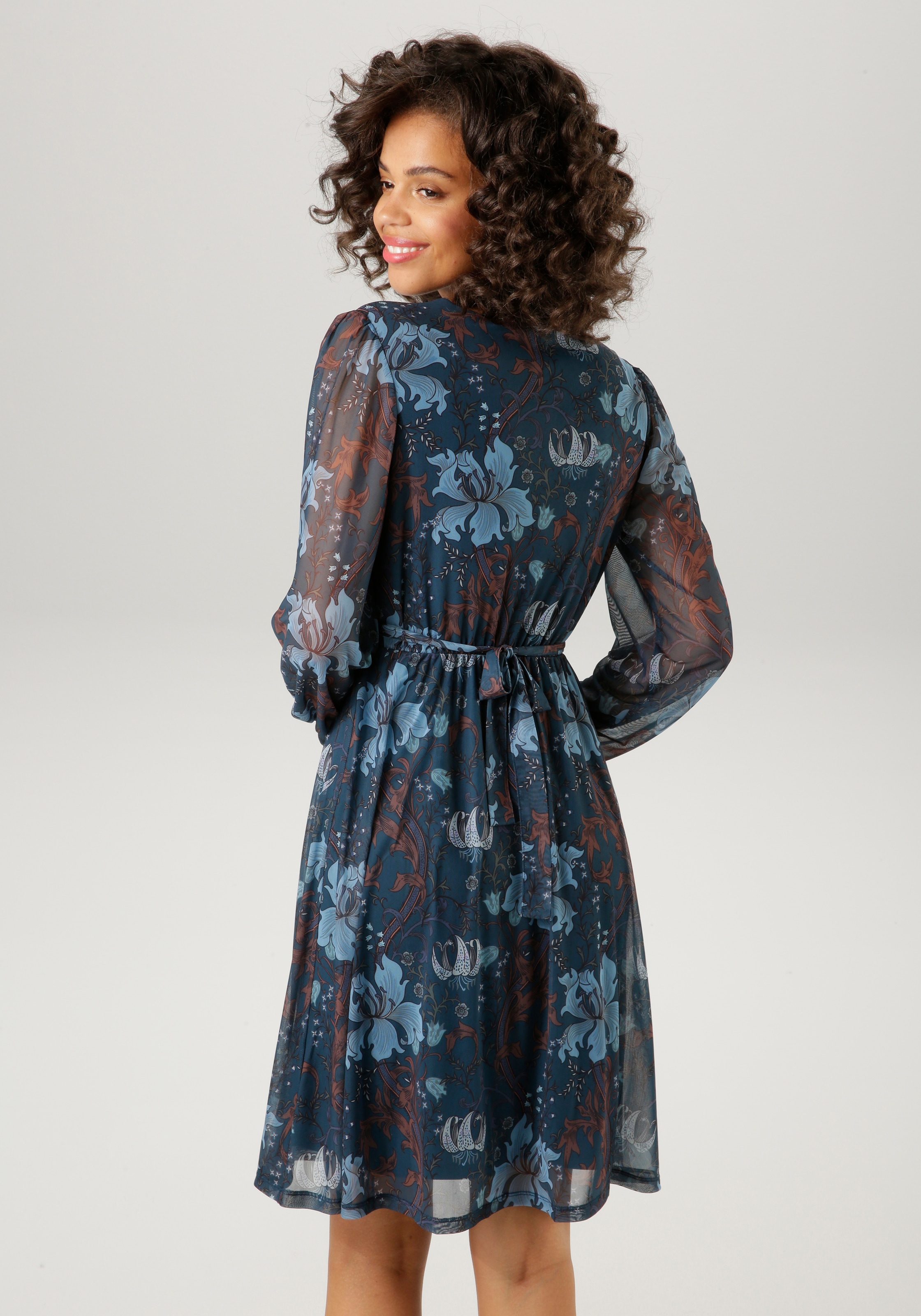 Aniston CASUAL Blusenkleid mit dekorativer Brosche am fixiertem Bindegürtel