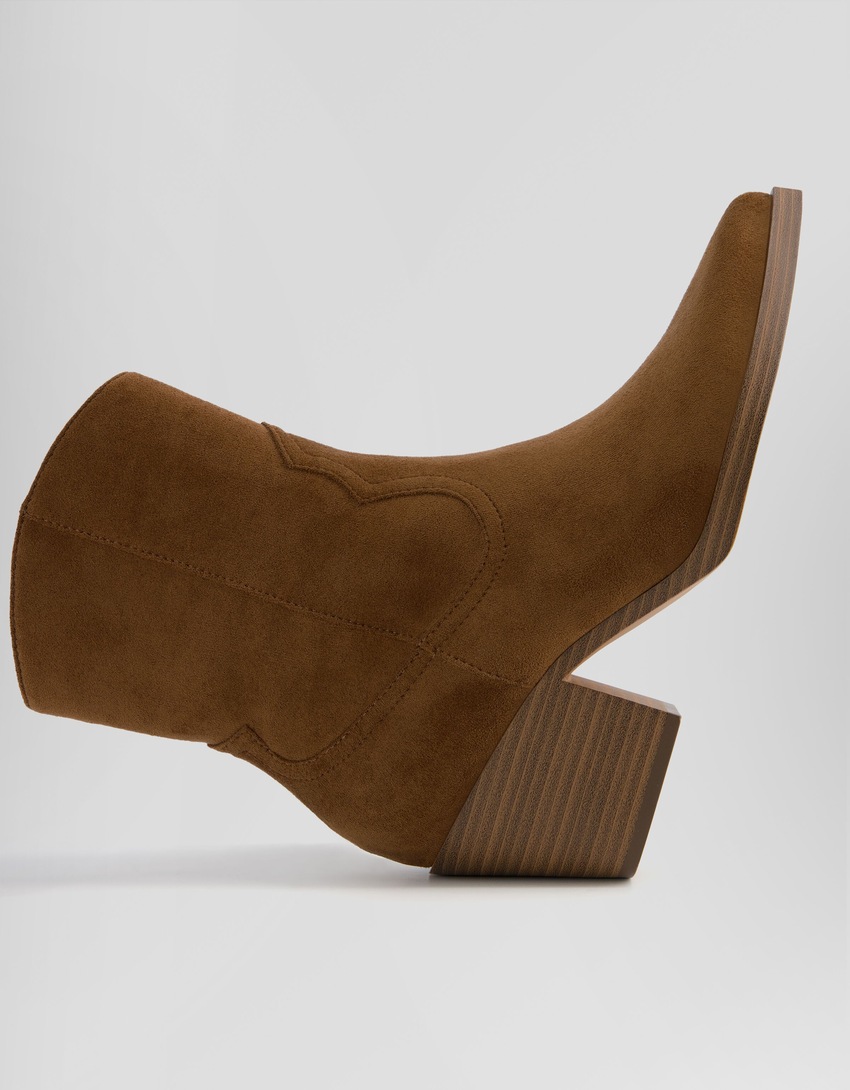 Botas de cowboy de tecido com salto alto e zíper.